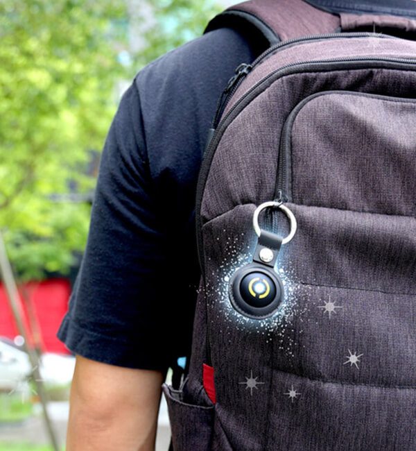 El Pocket Auto Catch Light enganchado en la parte delantera de una mochila