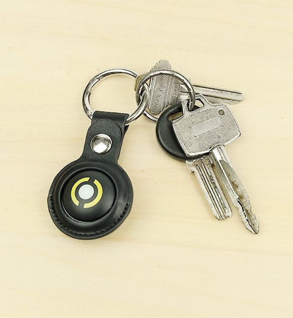 Un Pocket Auto Catch Light nuevo en su funda de piel, en un llavero con llaves de casa